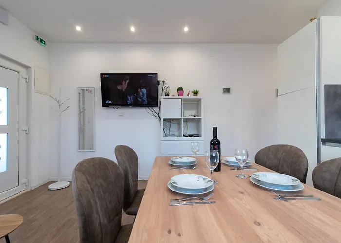 Dino Апартаменти Трогір